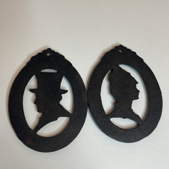 Vintage Pair of Cast Iron Victorian Style Silhouettes Hanging Home Decor - Picture 5 of 5